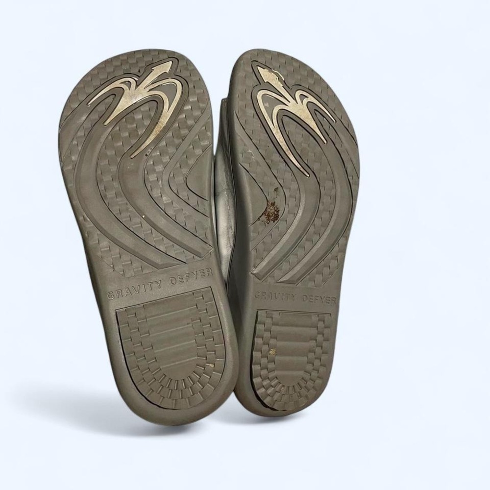 Silver leather toe-loop flip flops size 9 Gdefy by Gravity Defyer - Picture 5 of 6